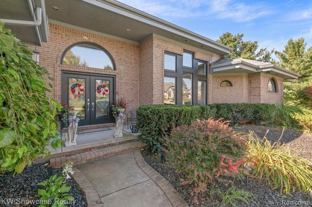 288 Prestwick Trail, Highland Charter Township, MI 48357