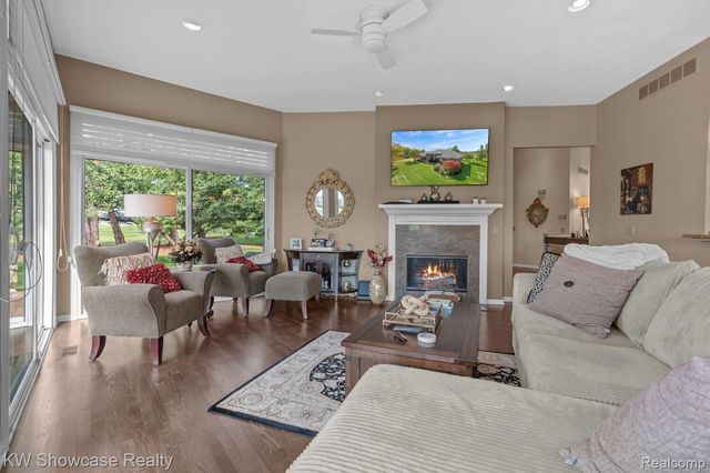 288 Prestwick Trail, Highland Charter Township, MI 48357