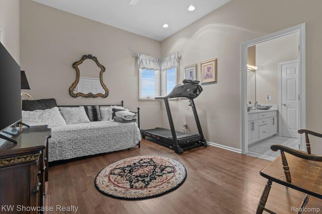 288 Prestwick Trail, Highland Charter Township, MI 48357