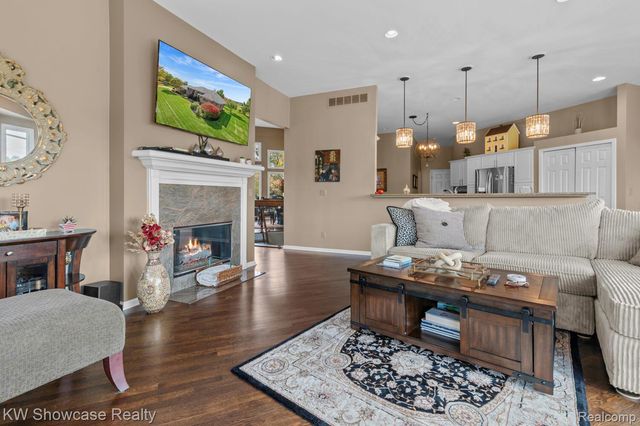 288 Prestwick Trail, Highland Charter Township, MI 48357