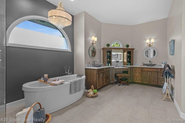 288 Prestwick Trail, Highland Charter Township, MI 48357