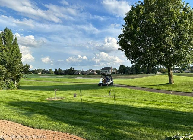 288 Prestwick Trail, Highland Charter Township, MI 48357