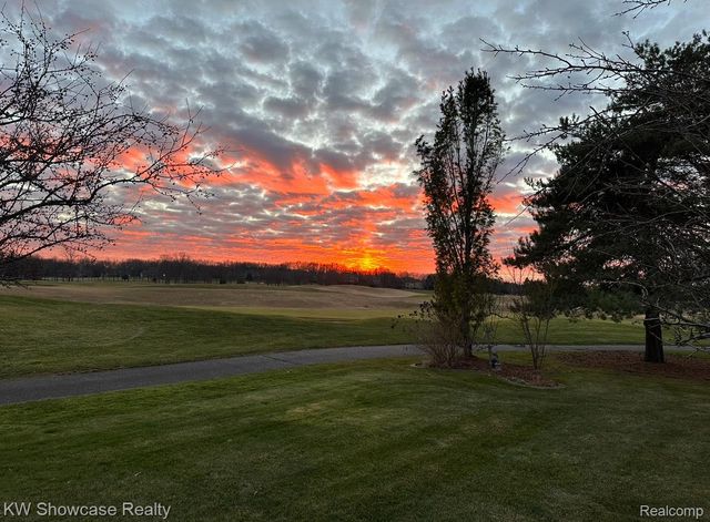 288 Prestwick Trail, Highland Charter Township, MI 48357