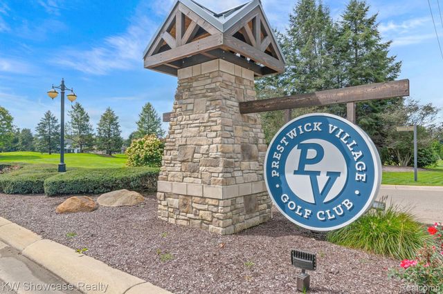 288 Prestwick Trail, Highland Charter Township, MI 48357