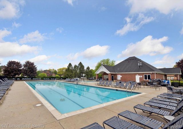 288 Prestwick Trail, Highland Charter Township, MI 48357