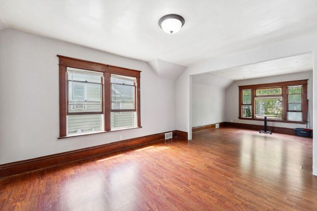 906 5th Street E, Saint Paul, MN 55106