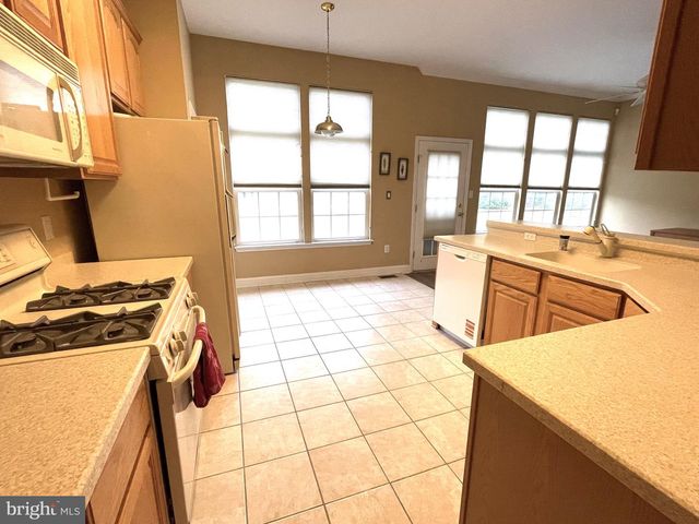 8 MANLEY RD, Pennington, NJ 08534