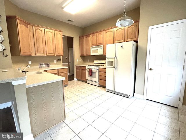 8 MANLEY RD, Pennington, NJ 08534