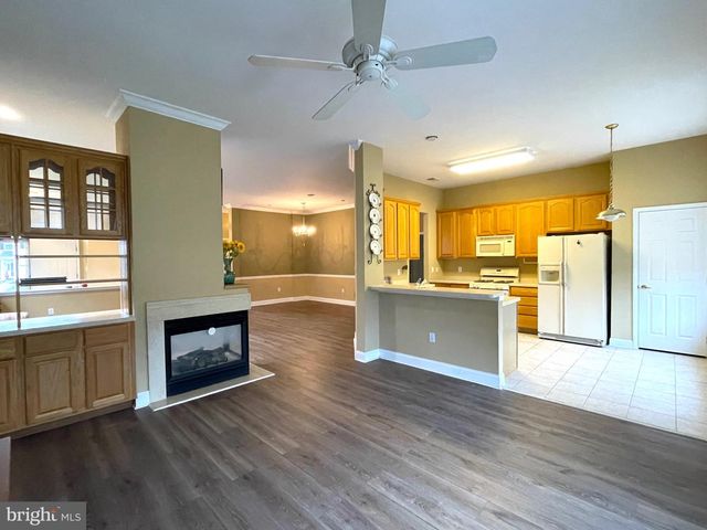 8 MANLEY RD, Pennington, NJ 08534