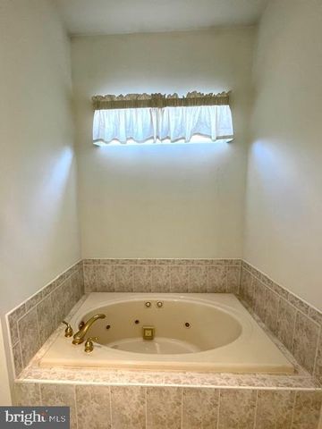 8 MANLEY RD, Pennington, NJ 08534