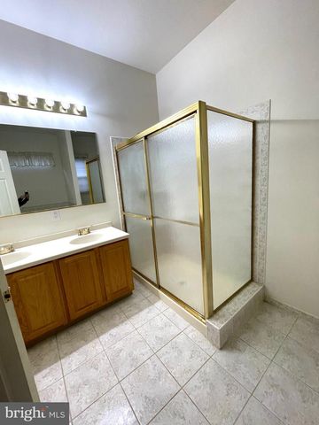 8 MANLEY RD, Pennington, NJ 08534