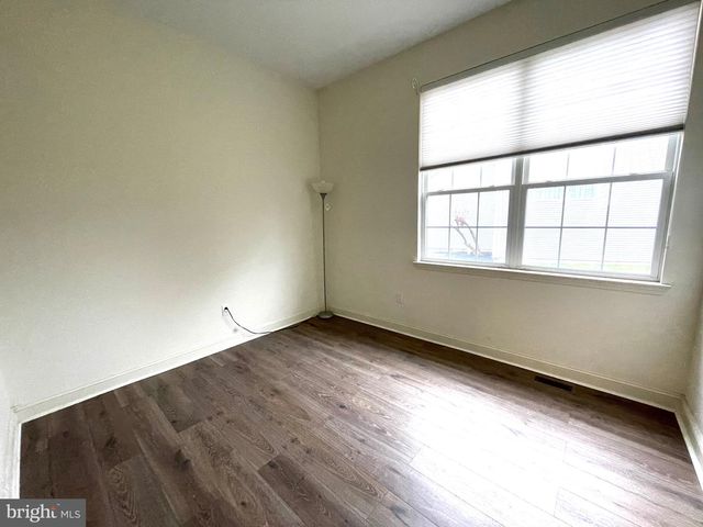 8 MANLEY RD, Pennington, NJ 08534