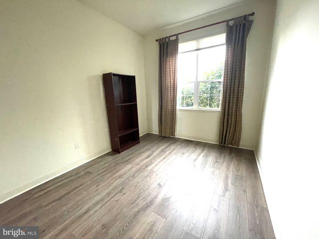 8 MANLEY RD, Pennington, NJ 08534