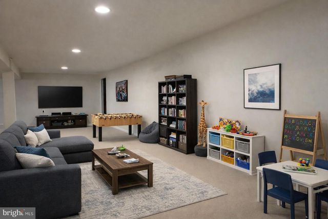 8 MANLEY RD, Pennington, NJ 08534