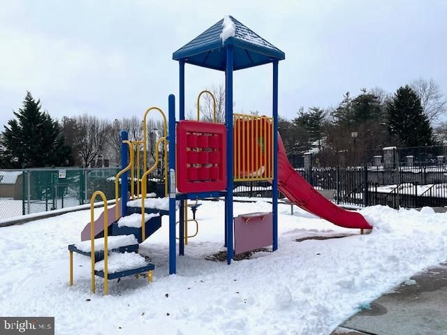 8 MANLEY RD, Pennington, NJ 08534