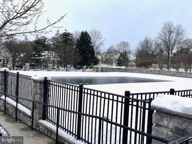 8 MANLEY RD, Pennington, NJ 08534