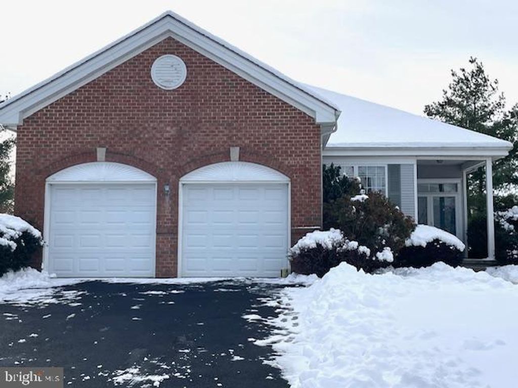 8 MANLEY RD, Pennington, NJ 08534