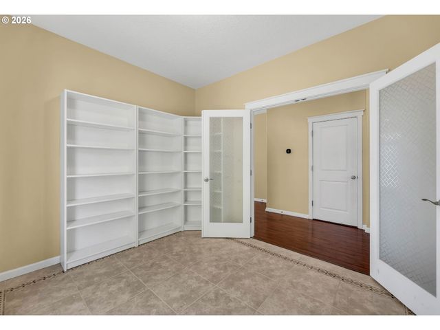 401 W 16TH St, La Center, WA 98629