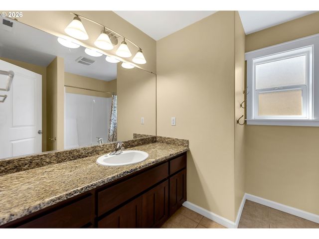 401 W 16TH St, La Center, WA 98629