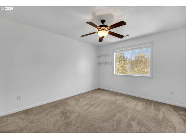 401 W 16TH St, La Center, WA 98629