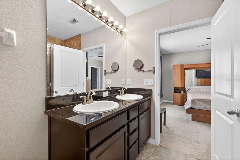 Image 18 of property listing at 6421 BAYTOWN DRIVE, Sarasota, FL 34240