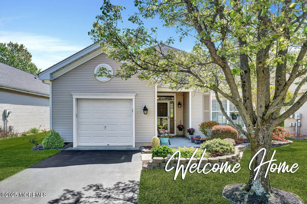 4 Lilac Springs Court, Lakewood, NJ 08701