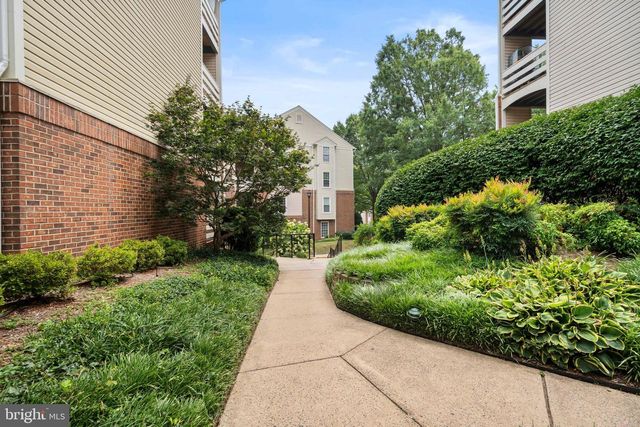 244 S REYNOLDS ST #201, Alexandria, VA 22304