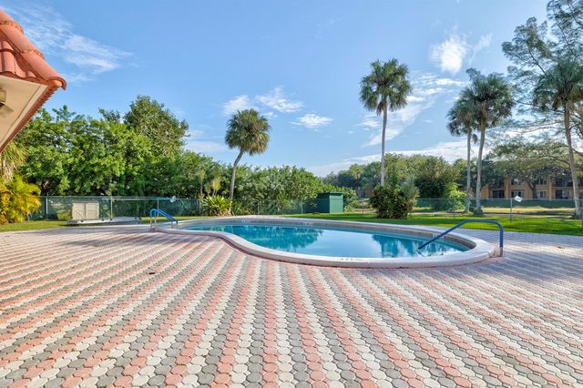 3160 Holiday Springs Boulevard 7-112, Margate, FL 33063