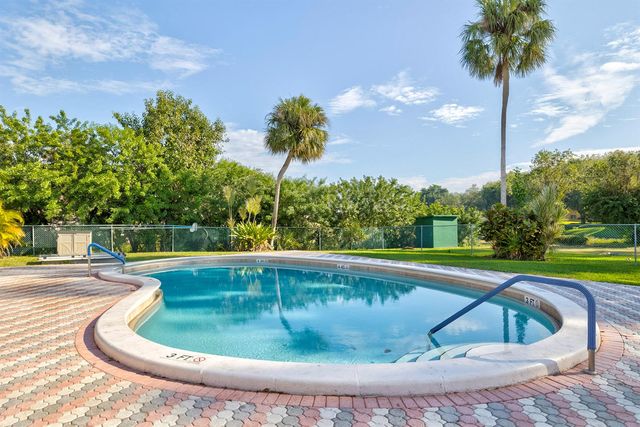 3160 Holiday Springs Boulevard 7-112, Margate, FL 33063