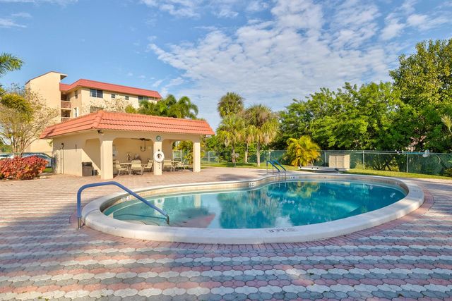 3160 Holiday Springs Boulevard 7-112, Margate, FL 33063