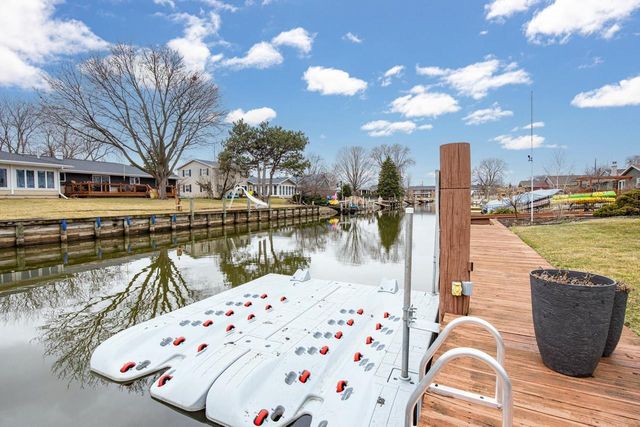 933 STARBOARD COURT, Oshkosh, WI 54901