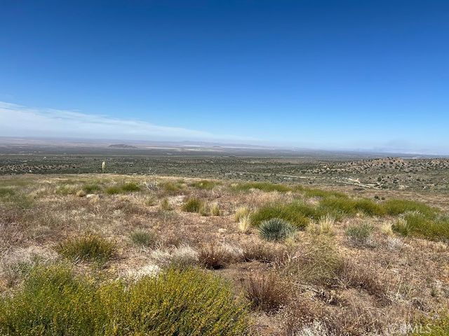 0 200, Llano, CA 93544