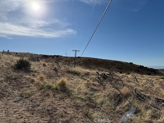 0 200, Llano, CA 93544