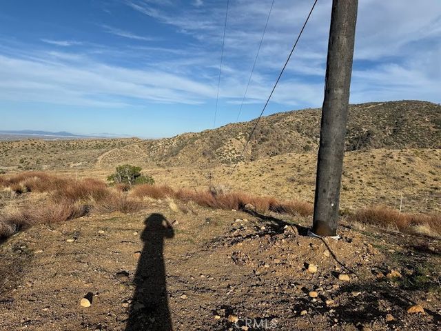 0 200, Llano, CA 93544