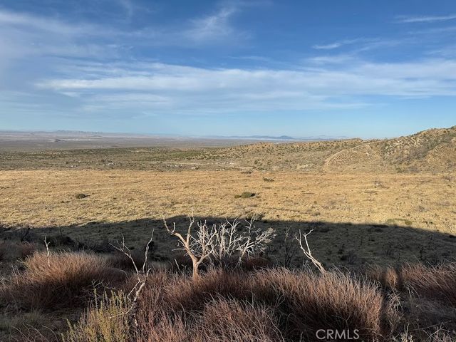 0 200, Llano, CA 93544