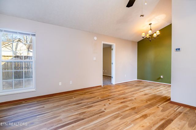 2700 Glacier Way, Knoxville, TN 37924