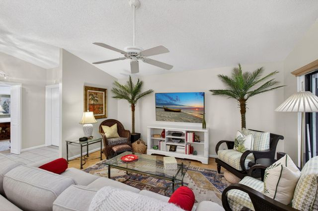 77 Ironwood Way, Palm Beach Gardens, FL 33418