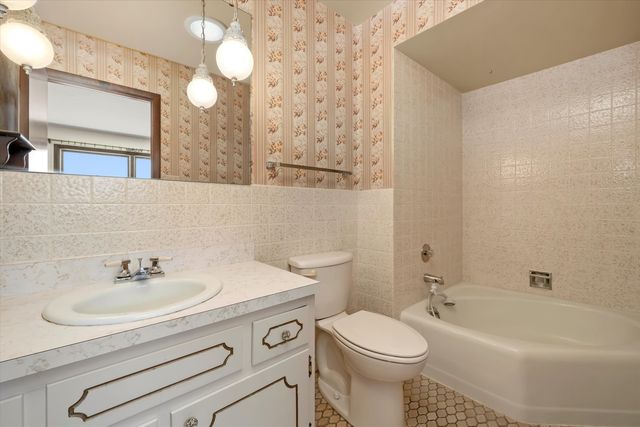 2033 E Hickory Street, Crete, IL 60417