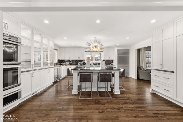 89 Lake Shore Road, Grosse Pointe Farms, MI 48236