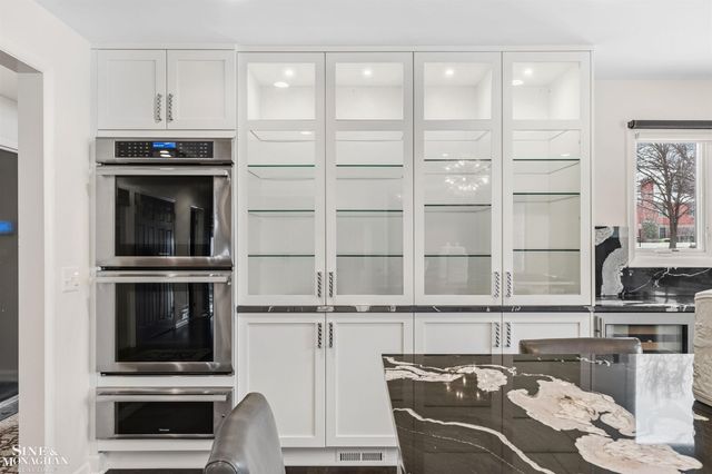 89 Lake Shore Road, Grosse Pointe Farms, MI 48236