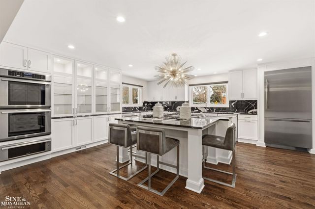 89 Lake Shore Road, Grosse Pointe Farms, MI 48236