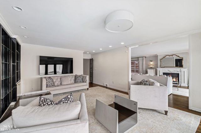 89 Lake Shore Road, Grosse Pointe Farms, MI 48236