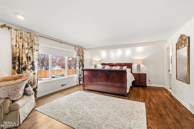 89 Lake Shore Road, Grosse Pointe Farms, MI 48236