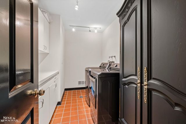 89 Lake Shore Road, Grosse Pointe Farms, MI 48236