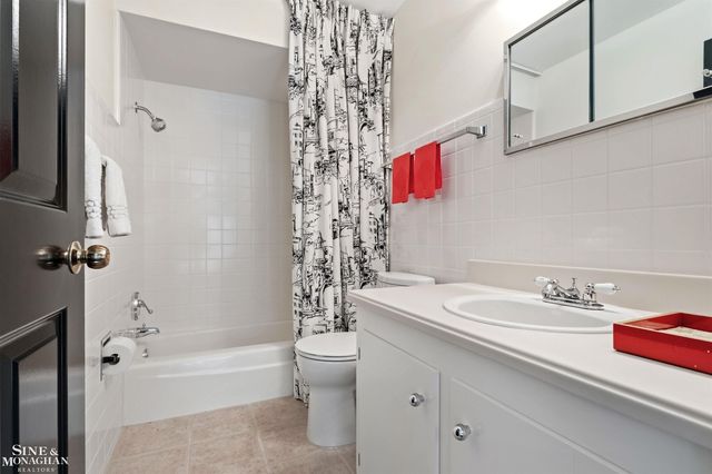 89 Lake Shore Road, Grosse Pointe Farms, MI 48236