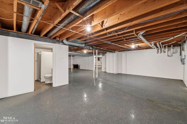 89 Lake Shore Road, Grosse Pointe Farms, MI 48236