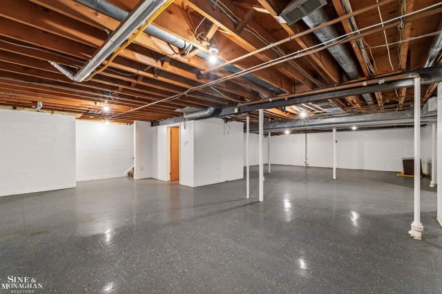 89 Lake Shore Road, Grosse Pointe Farms, MI 48236