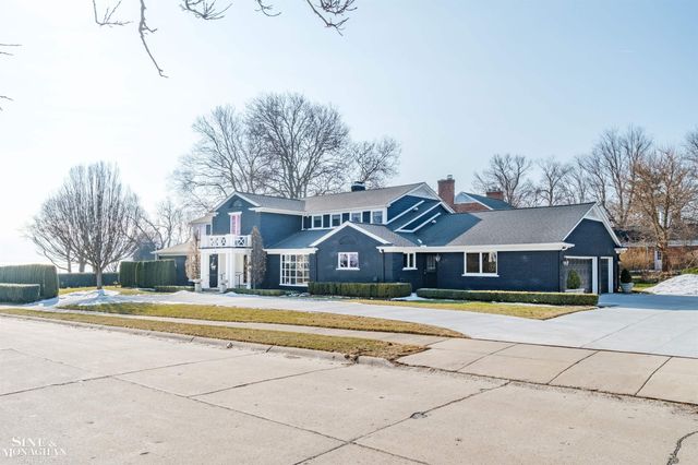 89 Lake Shore Road, Grosse Pointe Farms, MI 48236