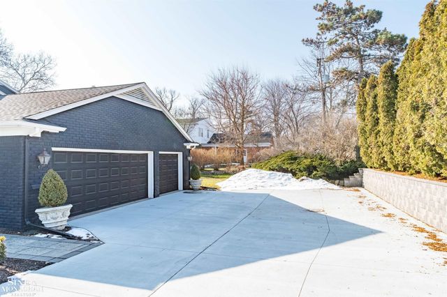 89 Lake Shore Road, Grosse Pointe Farms, MI 48236