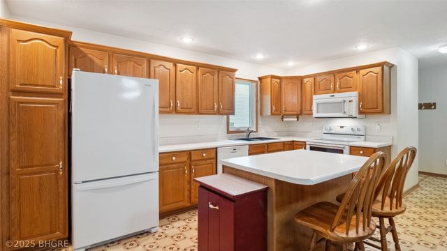 1105 E Henderson Place, Indianola, IA 50125